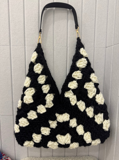 Crochet Granny square triangle bag - black&white