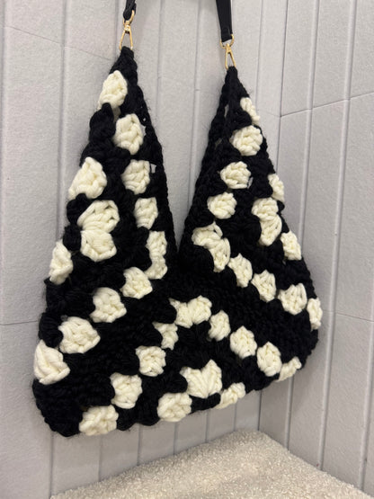 Crochet Granny square triangle bag - black&white